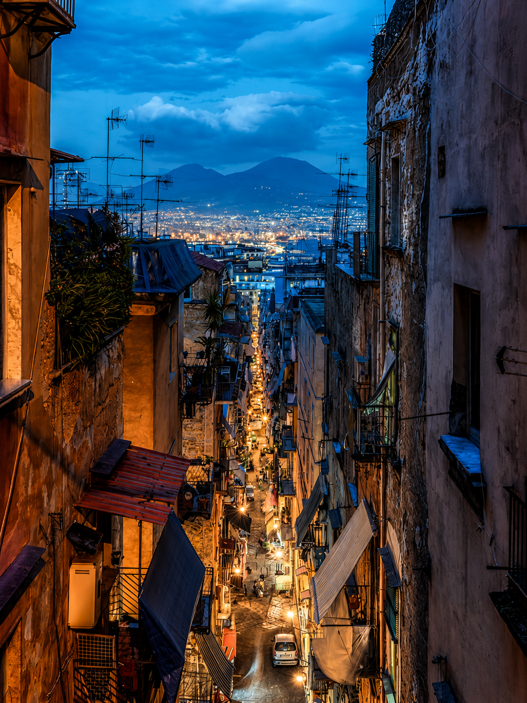 Gasse in Neapel am Abend