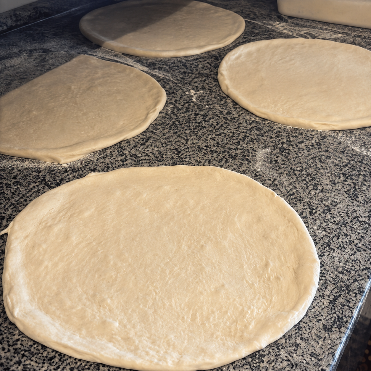 Frischer Pizzateig im Café Flora