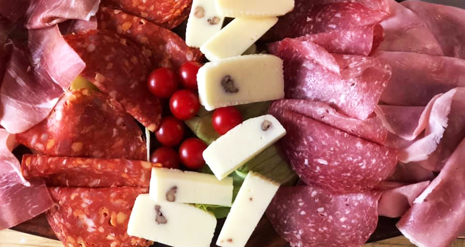 Antipasti-Platte mit Käse und Aufschnitt